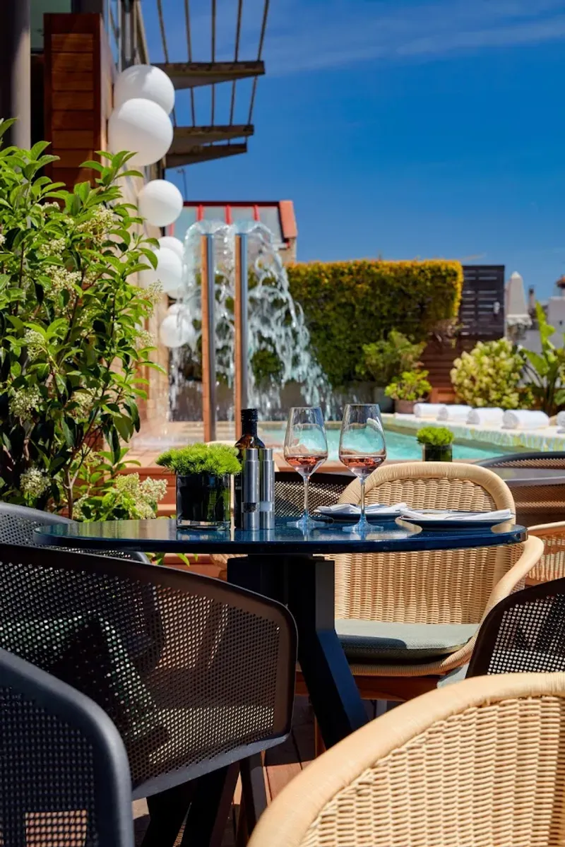 The Rooftop en Sir Victor Hotel
